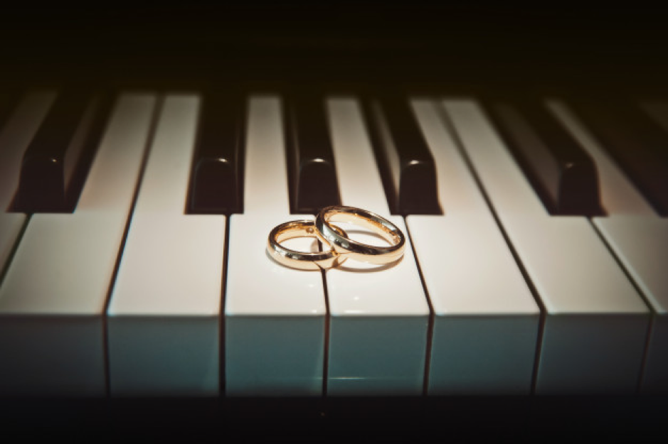 Aliança de casamento no piano