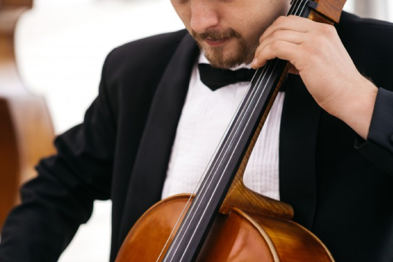 Músico tocando violoncelo na Marcha Nupcial