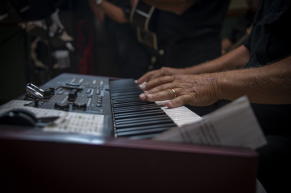 Músico tocando teclado em casamento