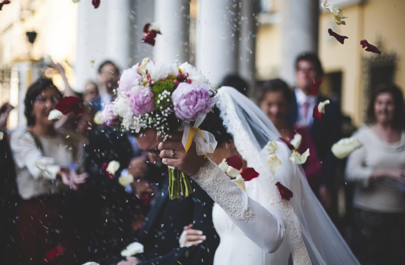 Saída dos noivos com músicos para casamento