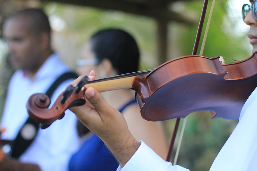 Musicos de casamentos tocando na troca de alianças