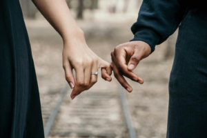 casal juntos de aliança